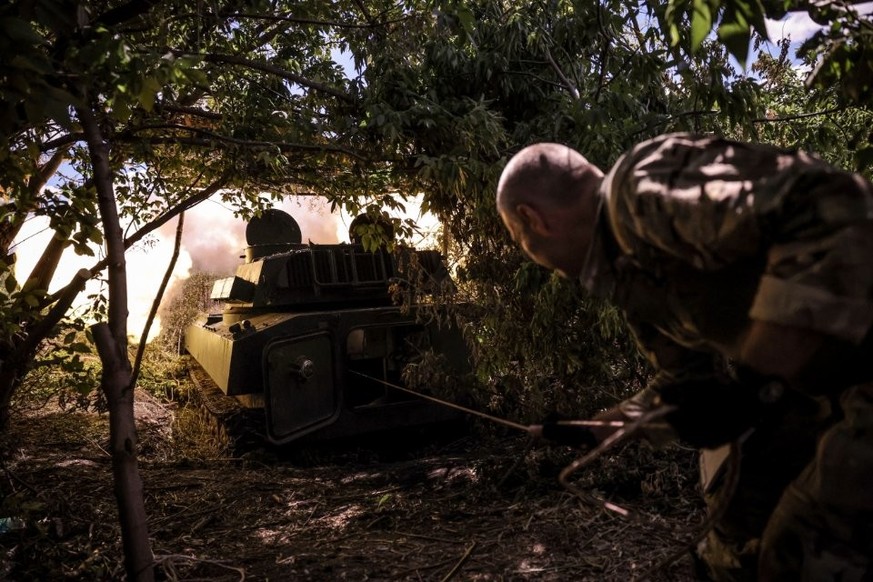 Un soldat ukrainien tire un obusier soviétique de 120 mm « Gvozdika » en direction des positions russes à la périphérie de Chasiv Yar, dans la région de Donetsk, en Ukraine.
