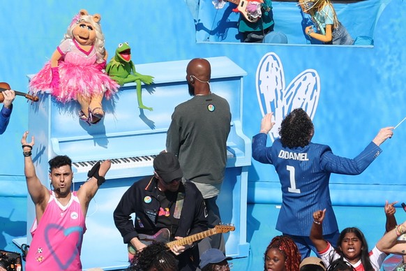 epa13121164 Venezuelan conductor Gustavo Dudamel, Colombian singer Shakira, British pop band Coldplay with New York City's PS 22 Chorus, Kermit, Miss Piggy and other Muppets.perform in the Halfti ...