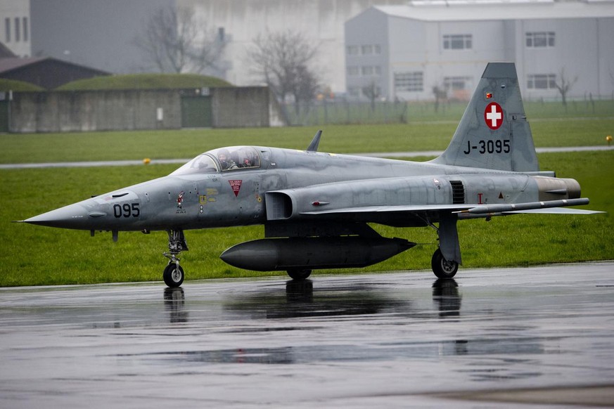 Ein Tiger F 5 Kampfjet der Schweizer Luftwaffe landet am Montag, 8. April 2013 auf dem Flugplatz der Airbase Emmen.(KEYSTONE/Sigi Tischler)