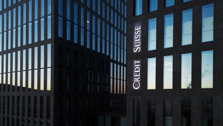 Das Logo der Schweizer Bank Credit Suisse an einem Gebaeude der Bank in Zuerich Oerlikon, aufgenommen mit einer Drohne am Mittwoch, 23. November 2022 in Zuerich. Die Aktionaere haben der Beschaffung v ...