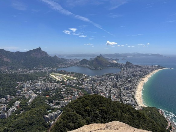 Vue sur la ville de Rio depuis la montagne Dois Irmãos.