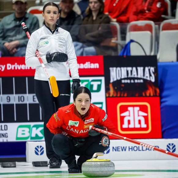 La skip canadienne Kerri Einarson donne ses instructions, sous l'oeil de Xenia Schwaller. Les Suissesses ont pris le dessus.