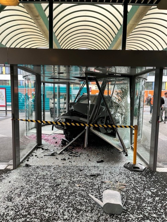 Une voiture percute l&#039;entrée principale du Chuv à Lausanne le 14 juin 2024