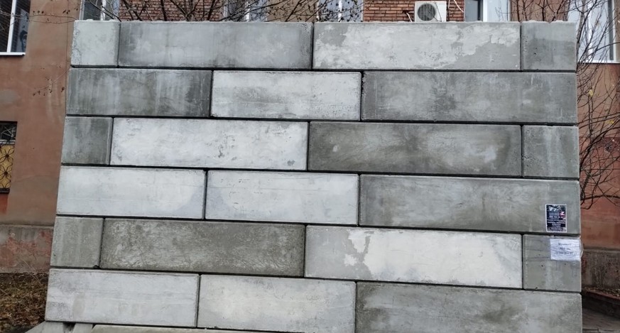 La poste de Pokrovsk est protégée par d'épais murs de béton.
