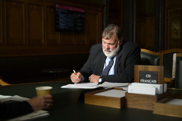 Jean-Paul Gschwind, Mitte-JU, schreibt waehrend der Sommersession der Eidgenoessischen Raete, am Mittwoch, 8. Juni 2022, im Vorzimmer des Nationalrats in Bern. (KEYSTONE/Anthony Anex)