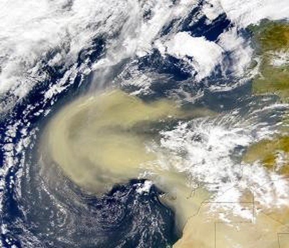 Si des vents soufflent à haute altitude, la poussière du Sahara est dispersée depuis le désert sur la moitié de la planète.