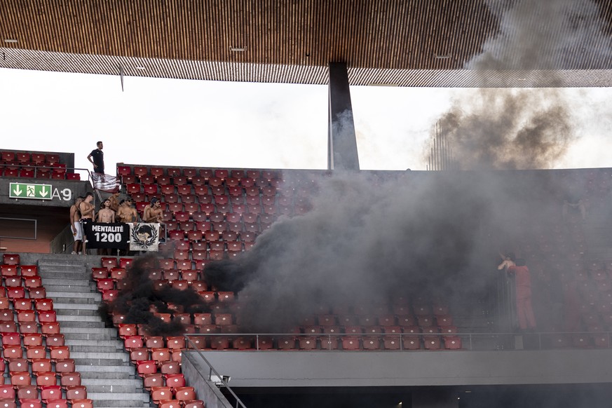 Rivalisierende Fan Gruppen Servettes greifen sich mit Rauchpetarden an bei dem Spiel der Fussball Super League zwischen dem FC Zuerich (FCZ) und dem Servette FC am Samstag, 1. August 2026 im Stadion L ...