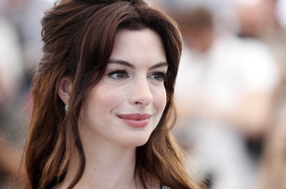 epa09959999 US actor Anne Hathaway attends the photocall of &#039;Armageddon Time&#039; during the 75th annual Cannes Film Festival, in Cannes, France, 20 May 2022. EPA/SEBASTIEN NOGIER