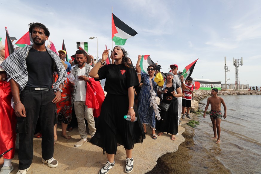 epa12359687 Pro-Palestinian supporters attend a demonstration of support for the Global Sumud Flotilla, which will arrive on 07 September in the port of Sidi Bou Said, Tunisia, 07 September 2025. The  ...