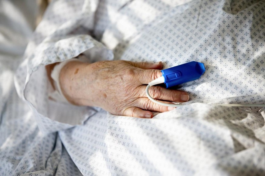 Ein Pulsfrequenzmesser an einem Finger einer Covid-19 Patientin im Kantonsspital Fribourg HFR, am Donnerstag, 12. November 2020 in Fribourg. Angesichts der sanitaeren Lage und der Zunahme der Fallzahl ...