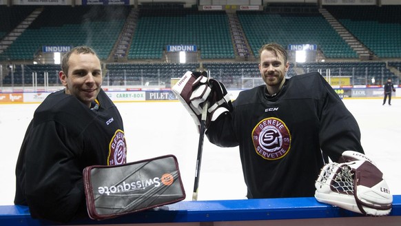 Les deux gardiens du Geneve-Servette HC Gauthier Descloux, droite, et Daniel Manzato, gauche, posent pour le photographe a l&#039;issue de l&#039;entrainment a la patinoire des Vernets, ce mardi 20 oc ...