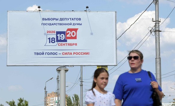 Une banderole faisant la promotion des prochaines élections législatives à la Douma, à Donetsk, en Ukraine occupée.