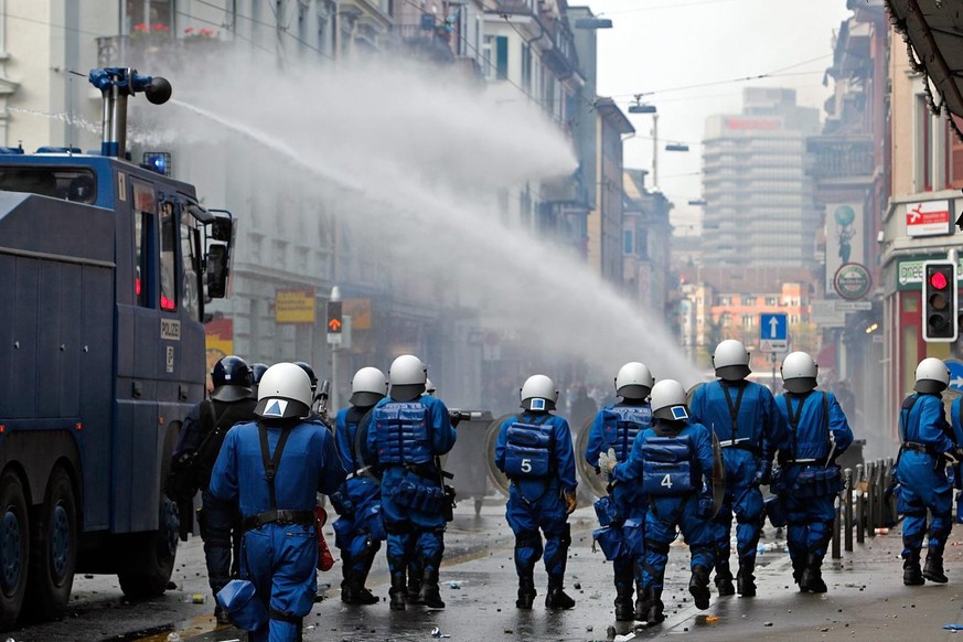 Polizisten gehen am Freitag, 1. Mai 2009, in Zuerich mit einem Wasserwerfer gegen Demonstranten vor. Diverse Personen sind am Freitagnachmittag in der Stadt Zuerich dem Aufruf des Revolutionaeren Buen ...