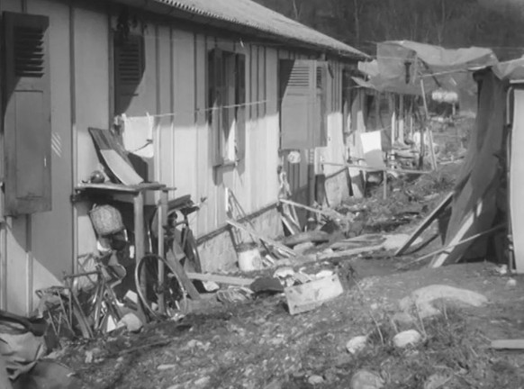 Les travailleurs étrangers vivaient souvent dans des baraquements construits spécialement pour eux.
https://vimeo.com/1154972042/e5d875d11e?fl=pl&amp;fe=cm