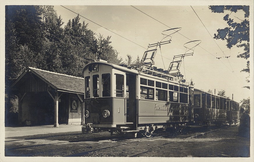 Dieser Zug gehört zum ersten Set elektrischer Triebfahrzeuge für die Uetlibergbahn, die Fahrzeuge sind Strassenbahnen nachempfunden 1922-1930