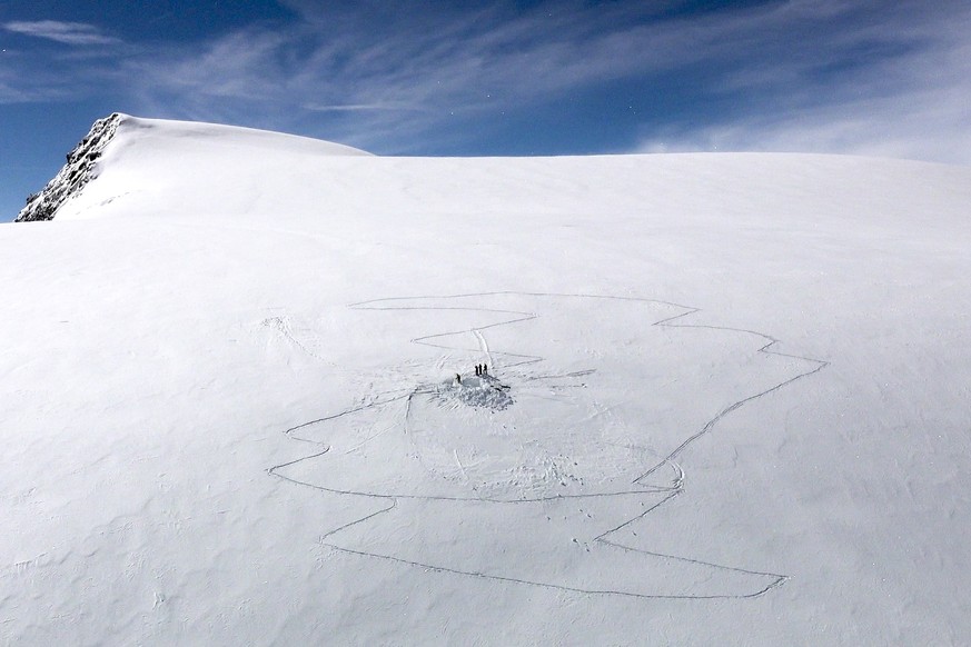 HANDOUT - This video still from the video published by the Valais cantonal police on 11 March 2024 shows the Tete Blanche snow field where five bodies were found, center, in the Swiss alps mountains,  ...