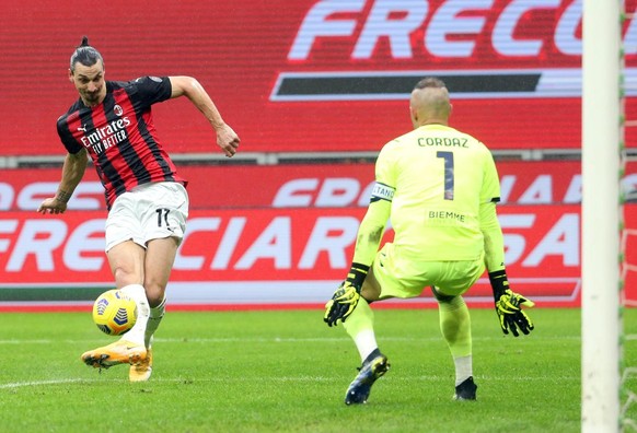 epa08994001 AC MilanâÄ™s Zlatan Ibrahimovic (L) scores the 1-0 goal against Crotone&#039;s goalkeeper Alex Cordaz during the Italian serie A soccer match between AC Milan and Fc Crotone at Giuseppe Me ...