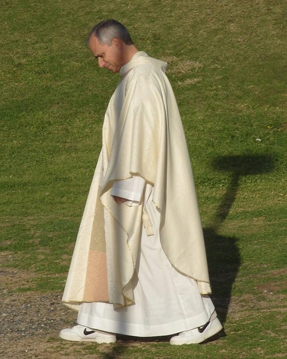 Le pape Léon a été surpris avec des sneakers Nike blanches.