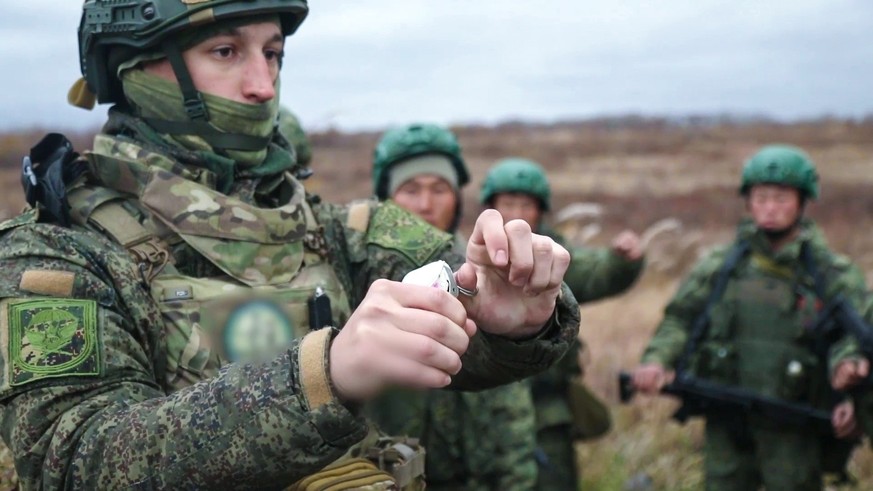 Dans cette vidéo diffusée par le ministère russe de la Défense, des militaires nord-coréens écoutent un instructeur russe alors qu&#039;ils participent à un entraînement au combat, dans le cadre de l& ...