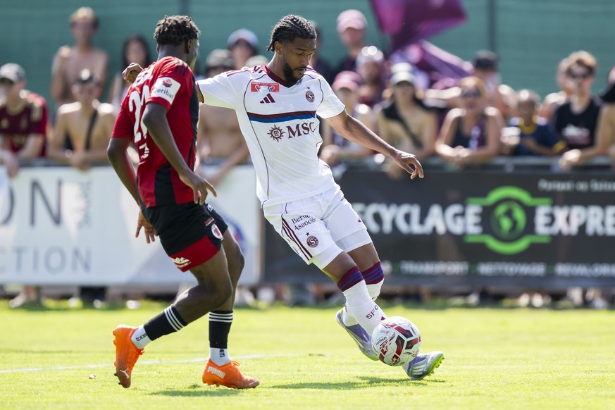 le joueur du FC Dardania Elvis Kouassi, gauche, lutte pour le ballon avec Florian Aye (SFC), droite, lors de la rencontre de 32eme de finale de la coupe de suisse de football entre le FC Dardania Laus ...