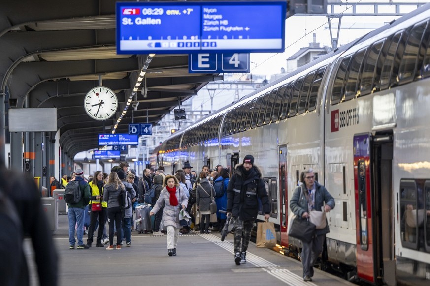 Des voyageurs prennent leur train sur le quai de gare, ce jeudi 9 novembre 2023 a la Gare Cornavin de Geneve. Plus aucun train des CFF ne circule entre Geneve et Lausanne. Une panne technique en gare  ...