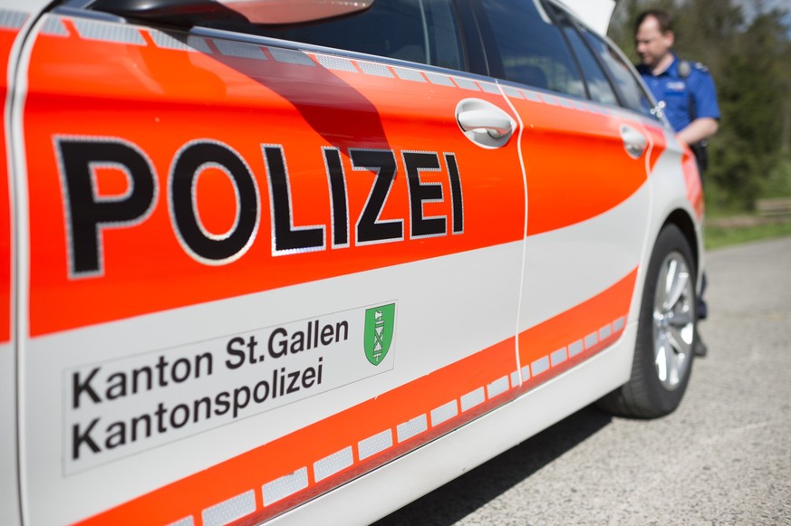 Logo und Wappen auf einem Dienstfahrzeug der Kantonspolizei St. Gallen, aufgenommen am 30. April 2015, in Henau. (KEYSTONE/Gian Ehrenzeller)