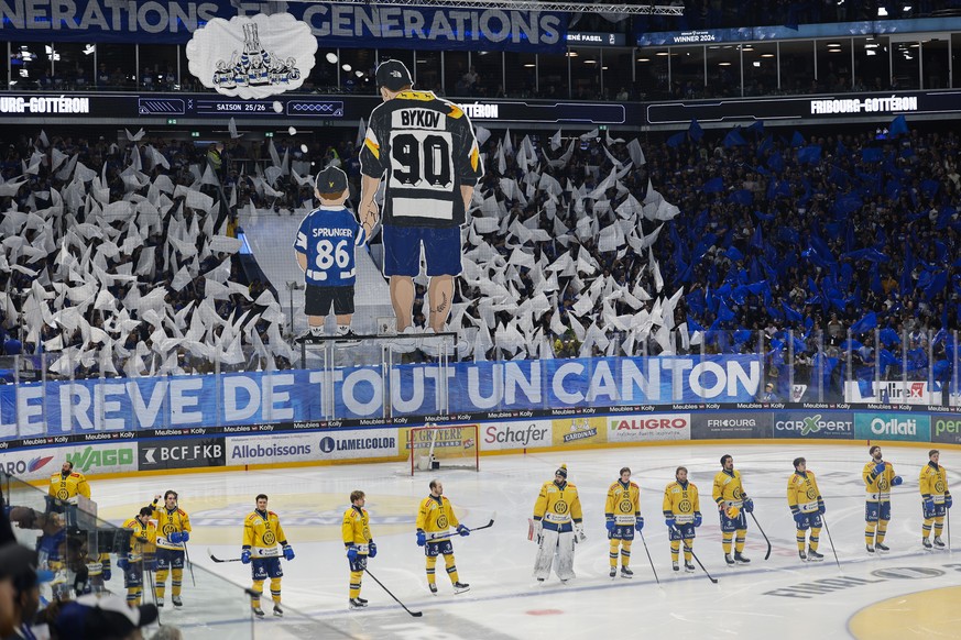 Choreographie der Fribourger Fans vor dem zweiten Eishockey Playoff Finalspiel der National League zwischen HC Fribourg-Gotteron (HCFG) und HC Davos (HCD), am Montag, 20. April 2026, in der BCF-Arena  ...