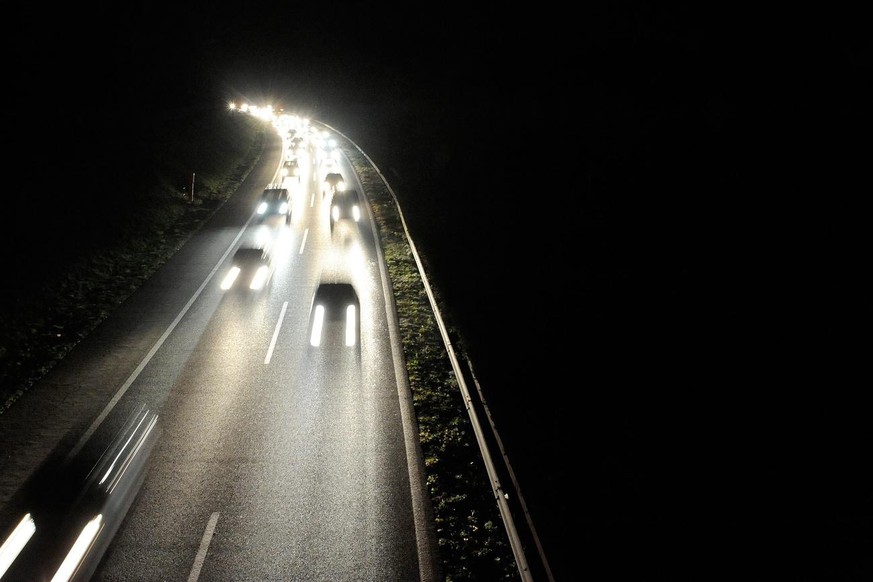 Le trafic automobile est dense en direction du Valais, gauche alors qu&#039;il est inexistant en direction de Lausanne, droite sur l&#039;autoroute A9 en raison de la fermeture de l&#039;autoroute ent ...