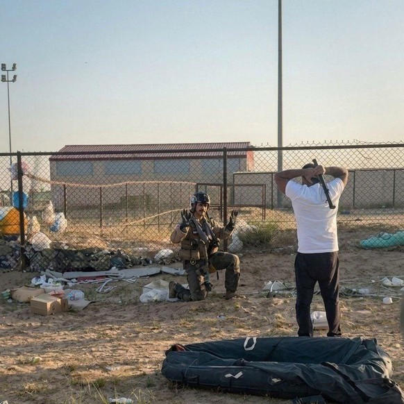 La photo en question. Le pilote n'a bien que quatre doigts à chaque main.