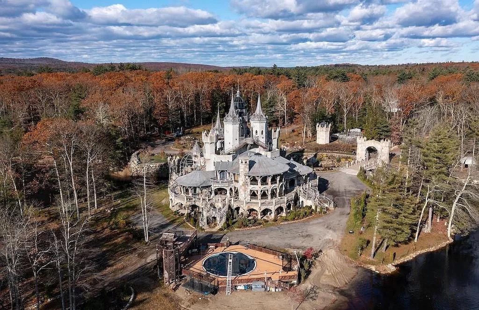 crazy castle in connecticut für 60 millionen zu verkaufen https://www.zillow.com/homedetails/450-Brickyard-Rd-Woodstock-CT-06281/58124274_zpid/?
