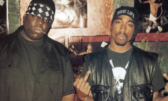 Anciens amis, The Notorious B.I.G (gauche) et 2Pac (droite) sont devenus rivaux dans une guerre de gang.