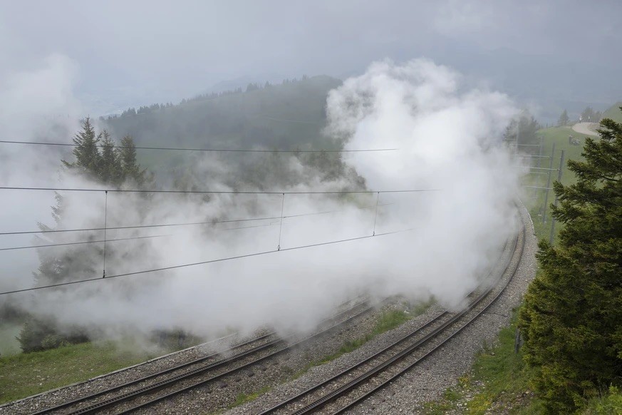 La locomotive à vapeur n° 7 disparaît dans un nuage de vapeur lors de la parade organisée pour les 150 ans du chemin de fer Arth-Rigi, le dimanche 8 juin 2025, à Goldau.