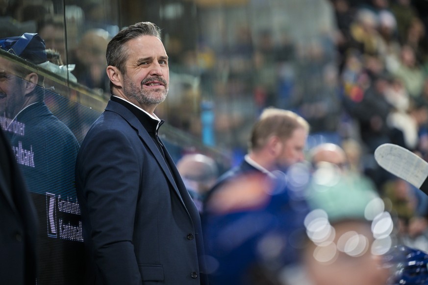 Head Coach Josh Holden (HCD) im Eishockey Spiel der National League zwischen dem HC Davos (HCD) und dem SC Bern (SCB), am Freitag, 30. Januar 2026, in der zondacrypto-Arena in Davos. (KEYSTONE/Gian Eh ...