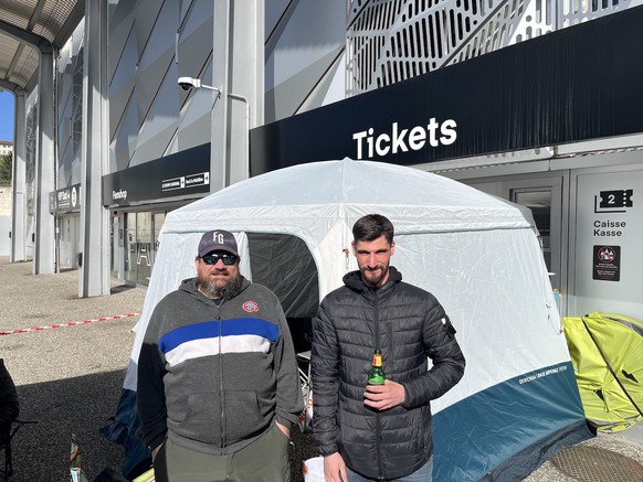 Ces fans de Fribourg-Gottéron vont attendre quatre heures pour avoir des billets. Jeudi 16 avril 2026.