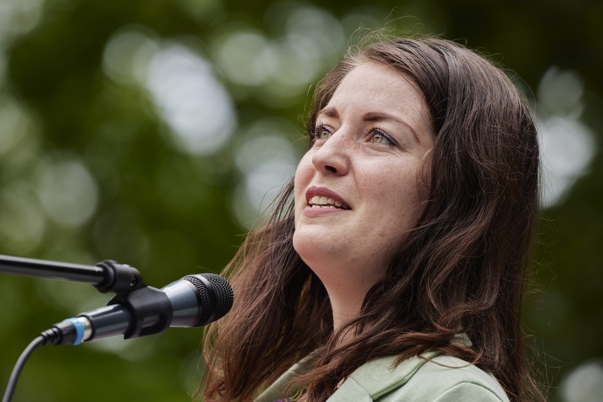 La conseillere nationale Leonore Porchet s&#039;exprime lors d&#039;un evenement pour le lancement de la campagne en faveur du mariage pour toutes et tous, le dimanche 27 juin 2021 a Lausanne. (KEYSTO ...