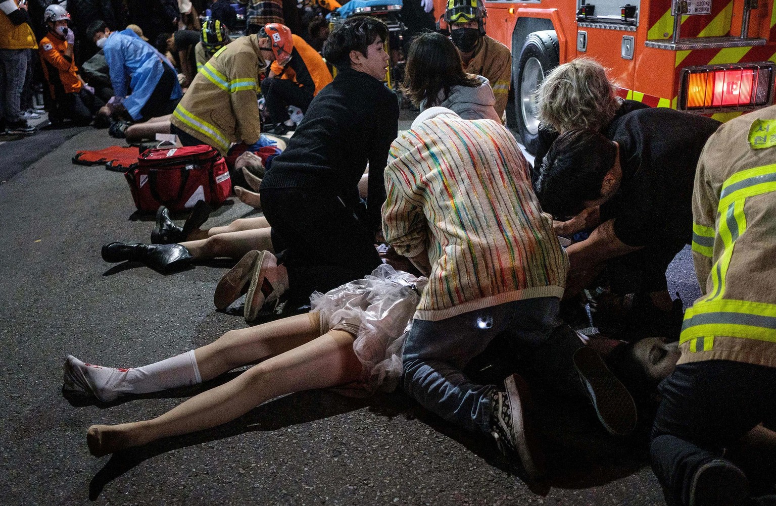 Les secouristes et des quidams viennent en aide aux personnes prises dans une bousculade d'Halloween dans le district d'Itaewon à Séoul, le 29 octobre. Plus de 150 personnes ont été tuées dans la bous ...