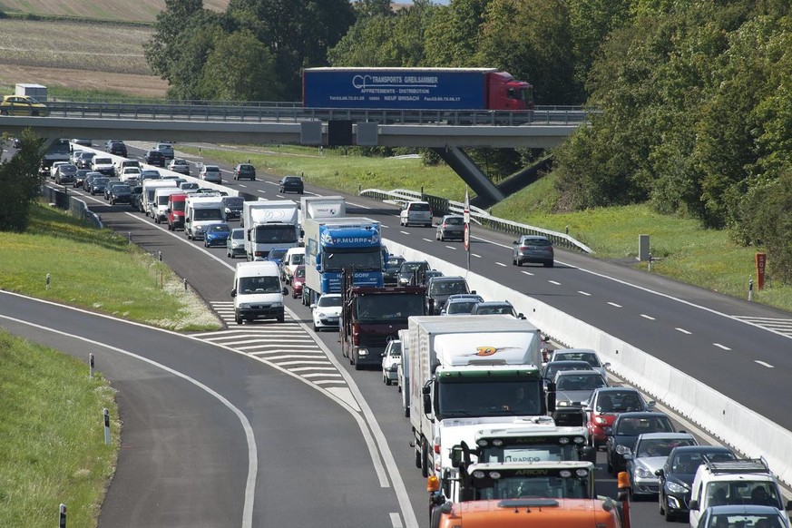 Des automobilistes patientent dans un gros bouchon, sur l'autoroute A1 entre Cossonay et la Sarraz, ce mercredi matin 10 aout 2011 suite a un accident mortel vers Charvonay. (KEYSTONE/Dominic Favre)