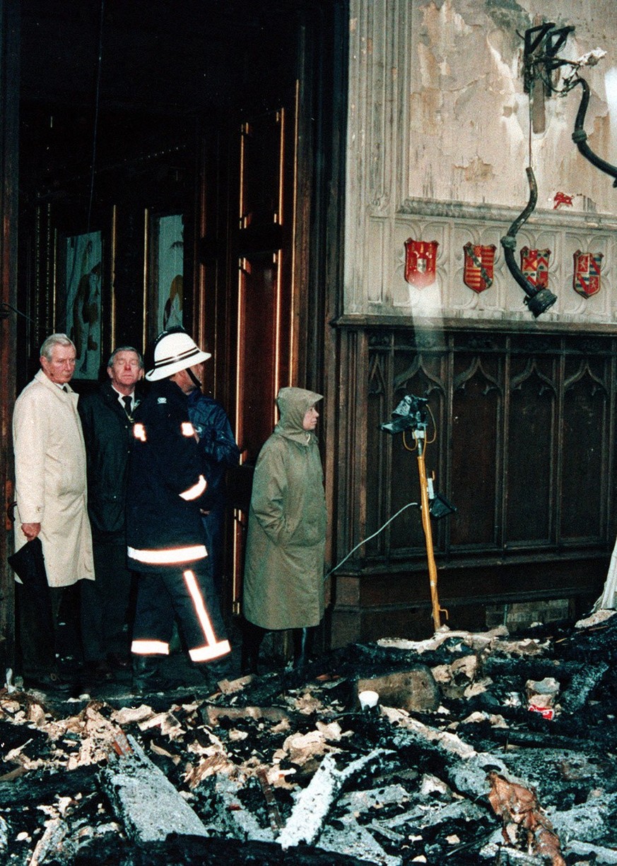Elizabeth II au milieu des décombres du château de Windsor, en novembre 1992.
