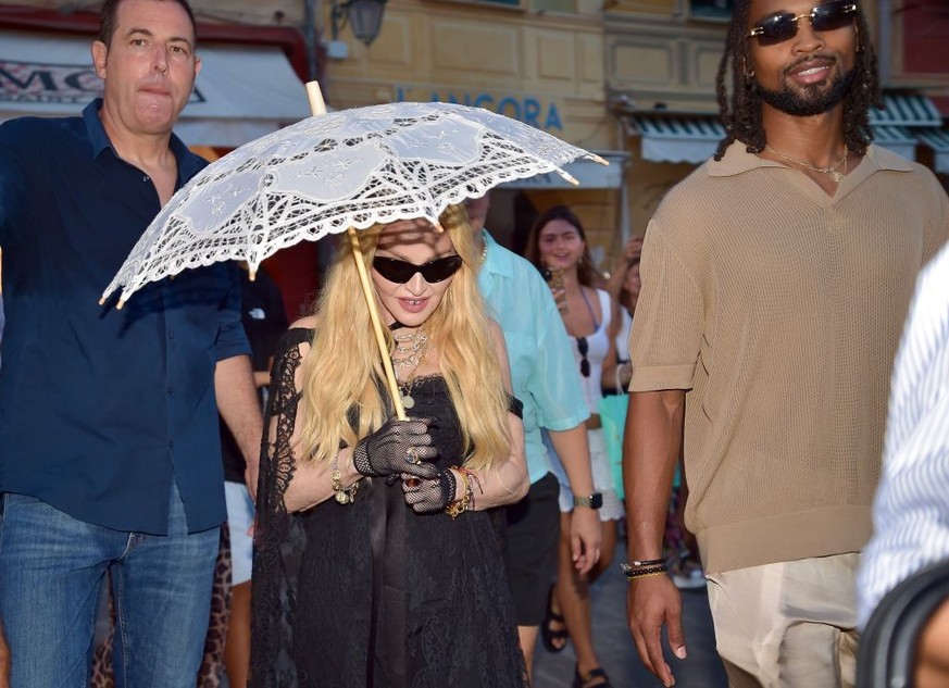 PORTOFINO, ITALIE - 13 AOUT : Madonna est vue en train de se promener le 13 août 2024 à Portofino, Italie.