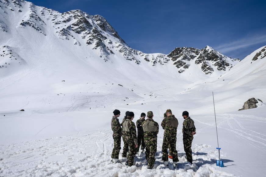 Des militaires font un exercice DVA lors d&#039;une conference de presse le long du parcours, avant le depart de la prochaine edition de la Patrouille des Glaciers le samedi 13 avril 2024 a Arolla. La ...