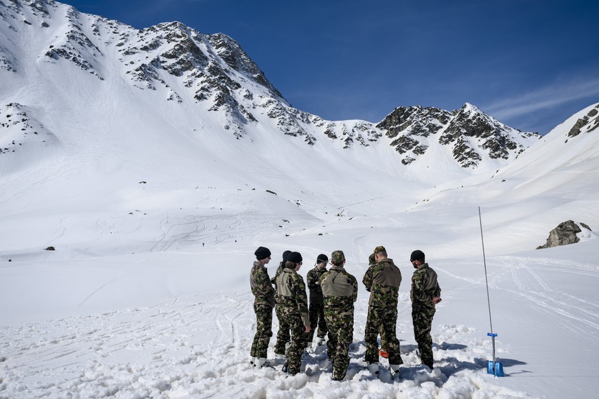 Des militaires font un exercice DVA lors d'une conference de presse le long du parcours, avant le depart de la prochaine edition de la Patrouille des Glaciers le samedi 13 avril 2024 a Arolla. La ...