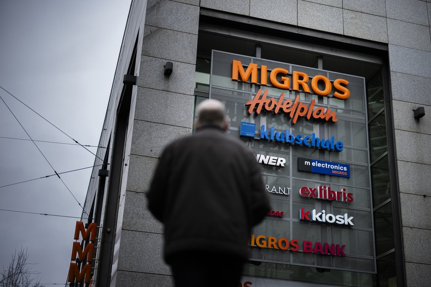 Logos der Migros, von Hotelplan, Klubschule, Denner und Melectronics am Migros Hauptsitz am Limmatplatz, aufgenommen am Freitag, 2. Februar 2024 in Zuerich. Der Detailhandelskonzern sucht neue Besitze ...