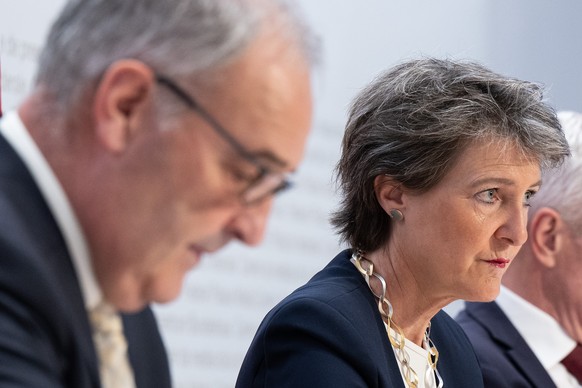 Bundesraetin Simonetta Sommaruga, rechts, und Bundesrat Guy Parmelin aeussern sich an einer Medienkonferenz ueber Gasreserve 2022 / 2023 und Vorbereitungsmassnahmen f�r eine Gasmangellage, am Mittwoch ...