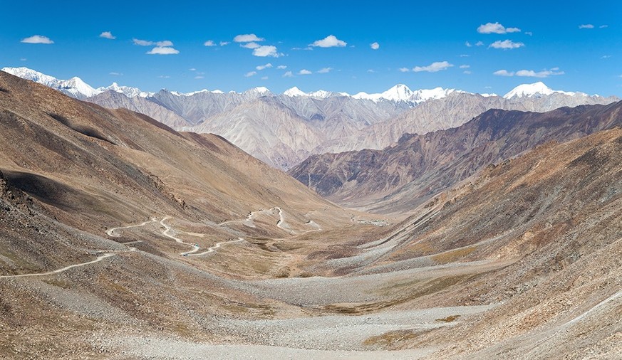 Spektakulärste Strassen der Welt Höchste Passstrasse der Welt View from Khardung La or Khardungla pass to Karakoram range - Khardungla (5602m) between Leh and the Nubra valley is the highest road pass ...