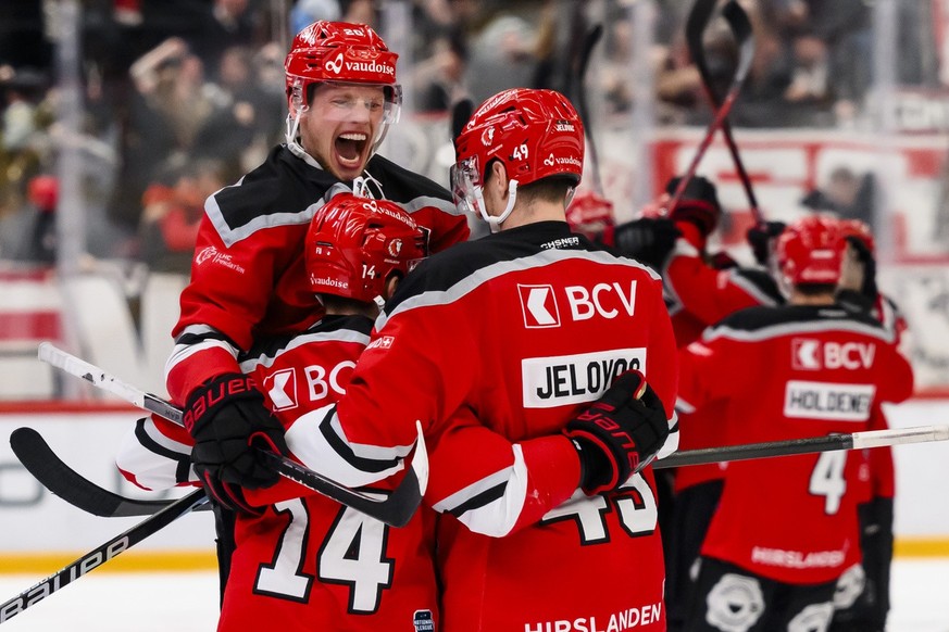 Joie des joueurs lausannois apres le but de la victoire en troisieme prolongation marque par Jason Fuchs (LHC) lors de l&#039;acte 2 des demi-finales des play-off du championnat suisse de hockey sur g ...