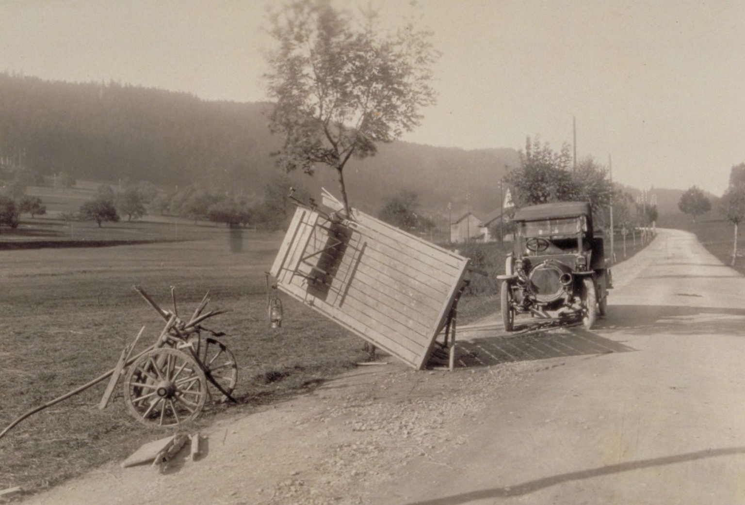 À leurs débuts, les automobiles étaient assez dangereuses, pour tous les usagers de la route. Photo d’un accident dans les années 1920.