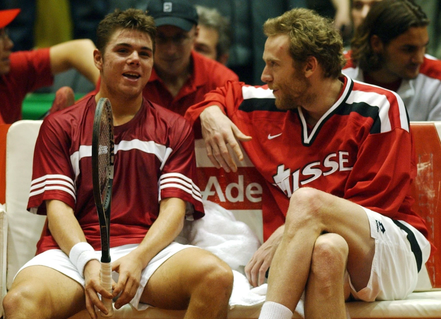 Stan Wawrinka avec le capitaine Marc Rosset, lors de ses débuts en Coupe Davis, en Roumanie en 2004.