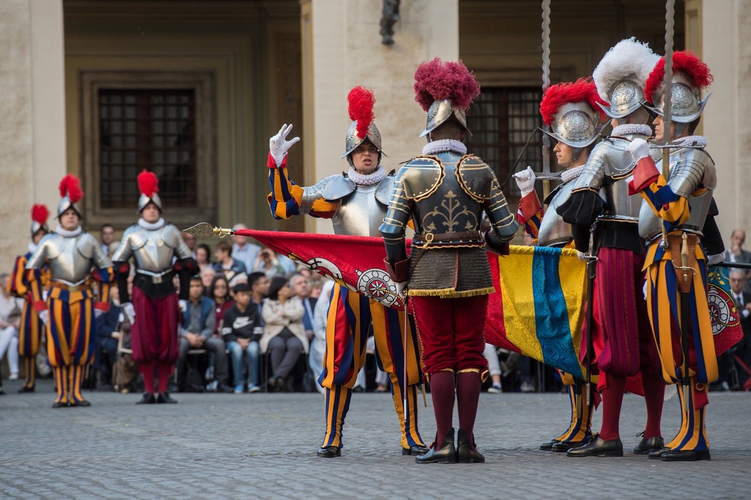 Einer der 23 neuen Schweizer Gardisten leistet am Freitag, 6. Mai 2016, im Damasushof des Apostolischen Palastes, im Vatikan seinen feierlichen Eid auf die Gardefahne. (KEYSTONE/Ti-Press/Gabriele Putz ...