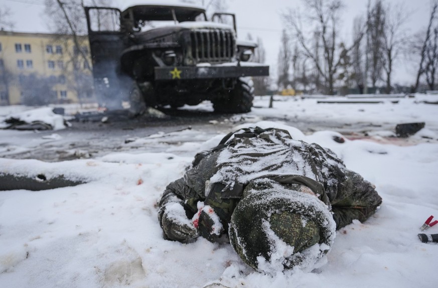 Le corps d'un soldat russe gît à terre, lors des premières phases du conflit en Ukraine.