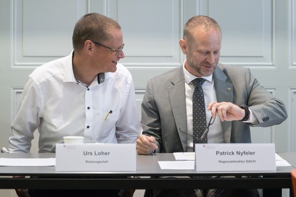Urs Loher, Ruestungschef armasuisse und Patrick Nyfeler, Lockheed Martin, von links, orientieren ueber den Stand der Offsetgeschaefte im Zusammenhang mit der Beschaffung des Kampfflugzeugs F-35A, am D ...